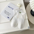 Weiße Baumwollsocken mit grüner H-Stickerei am Rippbündchen, kuscheliger Winterstil - Einheitsgröße / Weiß
