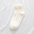 Socquettes blanc cassé en coton avec bordure volantée et motifs de maille torsadée - Motif Vertical Tissage Beige