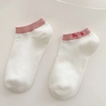 Niedrige weiße Baumwollsocken für Damen mit rosa Rippbündchen und Smile-Stickerei - Weiß mit rosa Rand