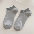 Graue niedrige Baumwollsocken mit Rippenstruktur und Smile-Herz-Stickerei - Grau