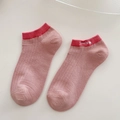 Rosafarbene Baumwollsocken für Damen mit Smile-Stickerei und rotem geripptem Bündchen - Rosa