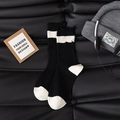 Calze a righe bianche e nere con design strappato ed effetto usato su sfondo in pelle - Stile Distressed (Paio) / Nero con Polsino a Righe Bianche