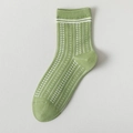 Grasgrüne Baumwollsocken mit weißen Streifen und Blattmuster für Damen im Detail - Einheitsgröße / Grünes Muster