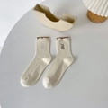 Cremeweiße Wadenstrümpfe mit braunem Wellenrand und süßer Kaninchen-Stickerei - Beige