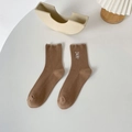 Braune wadenlange Rippsocken mit niedlicher weißer Hasenstickerei in warmen Erdtönen - Braun