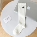 Chaussettes blanches en coton avec broderie florale noire minimaliste sur le côté - Taille unique / Blanc