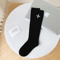 Chaussettes montantes noires style japonais avec broderie florale blanche sur bureau - Taille unique / Noir