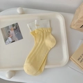 Calze a metà polpaccio giallo pallido con polsini a coste bianchi e scritta Mon - Giallo con Bianco (Mon.)