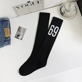 Chaussettes mi-mollet en coton noir rayé avec broderie 69 blanche pour look sport - Taille unique / Noir (Numéro 69)