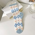 Calzini bianchi carini con cuori a rombi blu e rosa per uno stile estivo fresco - Stile Cuore Argyle