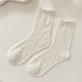 Cremeweiße Socken für Damen mit floralem Lochmuster und verspieltem gewelltem Saum - Weiße Blumen-Jacquard (1 Paar)