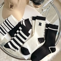 Lot de trois paires de chaussettes en coton à rayures noires et blanches avec broderie R - Lot de Cinq Paires Mixtes Série Noire