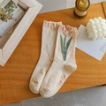 Chaussettes beiges avec motifs de tulipes roses et texte Cherry Free de style doux - Floral Beige