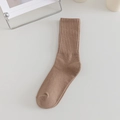 Ριμπ βαμβακερές κάλτσες σε χρώμα μόκα με μινιμαλιστική αισθητική για καθημερινή χρήση - Καφέ