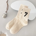 Beigefarbene Tennissocken mit schwarzer Nummer 7 im Retro-College-Stil und Rippbündchen - Einheitsgröße / Beige Nummer 7