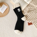 Calcetines de lana negros con bordado del número 5 blanco y detalles en contraste - Negro con Número