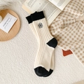 Calcetines de punto de lana crema con talón negro y delicado bordado de rosa en el lateral - Blanco con Camelia
