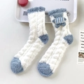 Calze spesse in pile corallo bianche e blu con ciondolo a forma di orso 3D e rombi - Taglia unica / Blu