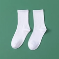 Klassische reinweiße Crew-Socken aus Baumwolle mit Rippenmuster für den Alltag - Weiß