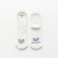 Calze in pile corallo bianco con ricamo di orso dorato e motivi di zampe a cuore blu - Taglia unica / Cuore Bianco