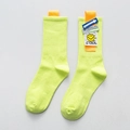 Neon groene sokken met trendy gedeconstrueerde labels en een geel smiley gezicht-ontwerp - Fluorescerend Groen