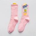 Roze katoenen sokken met trendy asymmetrische cartoon smiley face patches - Roze