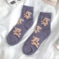 Plüschige grau-violette Wintersocken mit Braunbären aus warmem Korallenfleece - Einheitsgröße / Grauviolett