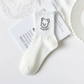 Weiße Baumwollsocken mit Bären-Print und Nice Day Schriftzug am gerippten Saum - Schwarze Umriss Bär