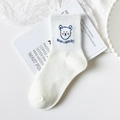 Weiße Baumwollsocken mit süßer blauer Bärenstickerei und kursivem Schriftzug Design - Blaue Umriss Bär