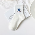 Weiße japanische Baumwollsocken mit blauem Hasen- und Lucky-Stickereien im Set - Blauer Hase