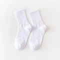 Einfarbige weiße mittellange Baumwollsocken mit klassischem Rippstrickbündchen für Alltag - Einheitsgröße / Weiß