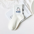 Weiße Baumwollsocken im japanischen Stil mit Hasenstickerei und Sweet-Schriftzug - Errötender Hase
