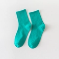 Minimalistische türkisfarbene Crew-Socken mit klassischer Rippstruktur für einen Freizeitlook - Einheitsgröße / Königsblau