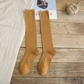 Chaussettes hautes en maille côtelée moutarde pour femme en coton jaune chaud - Curcuma