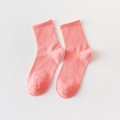Pastellfarbene korallenrosa gerippte Baumwollsocken mit klassischem vertikalem Muster - Einheitsgröße / Altrosa