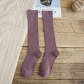 Chaussettes hautes côtelées en coton violet foncé pour femmes dans une ambiance d'automne - Violet