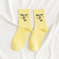 Cartoon Crew-Socken aus gelber Baumwolle mit minimalistischem Gesichtsausdruck Design - Einheitsgröße / Gelb