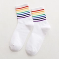 Gemütliche weiße Wadenstrümpfe mit Regenbogenstreifen und Rippbündchen, weicher Baumwollstrick - Fein Gestreiftes Weiß