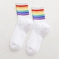 Weiße Baumwollsocken mit lebendigen Regenbogenstreifen am Bündchen im minimalistischen Stil - Mittel Gestreift Weiß