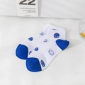 Weiße und blaue gestreifte Socken mit süßen blauen Smileys und gerippten Knöchelbündchen - Mehrere Gesichter