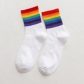 Weiße Baumwoll-Wadenstrümpfe mit regenbogenfarbenen Streifenbündchen und Strickstruktur - Breit Gestreift Weiß