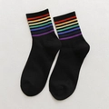 Schwarze Baumwollsocken mit lebendigen Regenbogenstreifen am Bund im klassischen College-Stil - Feiner Streifen Schwarz