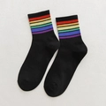Chaussettes mi-hautes noires confortables avec rayures arc-en-ciel en coton tricoté - Noir à Rayures Moyennes