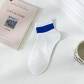 Atmungsaktive weiße Baumwoll-Mix Socken mit königsblauen Streifen und Rippbündchen - Blau Breiter Streifen