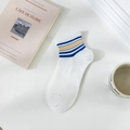 Weiße Baumwollsocken mit blau-gelben Streifen im minimalistischen Vintage-Stil - Drei Streifen