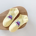 Hellgelbe Baumwollsocken mit buntem UFO-Stickmuster auf einem stilvollen Holztablett - Einheitsgröße (35-41) / Gelb & Rosa Gestreifter Stil