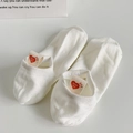 Socquettes blanches en coton avec étiquette cœur rouge et un style très minimaliste - Style Cœur Blanc / Coeur Blanc