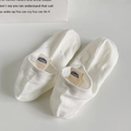 Socquettes blanches en maille avec étiquette en tissu beige et logo montagne bleu - Style Montagne de Neige Blanche / Montagne de Neige Blanche