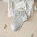 Süße hellgraue Stricksocken mit Bärenstickerei und weißen Rüschenkanten mit Perleffekt - Einheitsgröße / Hellgrau