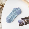 Chaussettes d'été basses en maille bleu clair avec détails bleu marine et bords ondulés - Cercle Bleu Patchwork (Une Paire)